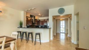 cocina y comedor con barra y taburetes en 333 Mariners Club, en Cayo Largo