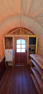Ένα ή περισσότερα κρεβάτια σε δωμάτιο στο Covered Wagons Hill Camp - WAGON 1
