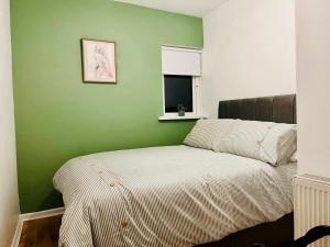 Ένα ή περισσότερα κρεβάτια σε δωμάτιο στο Cathedral Park Apartments