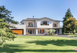 Una casa con un gran patio al frente. en Lifestyle Living, en Huapai