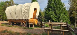 Φωτογραφία από το άλμπουμ του Covered Wagons Hill Camp - WAGON 3 σε Lenoir