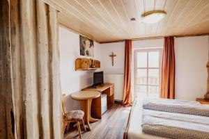 Postel nebo postele na pokoji v ubytování Landhotel zum Matthiasl