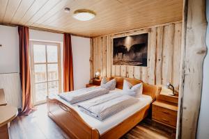 Postel nebo postele na pokoji v ubytování Landhotel zum Matthiasl