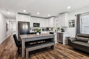 Η κουζίνα ή μικρή κουζίνα στο Luxury NOLA 6 Bedroom Oasis +36 φωτογραφίες