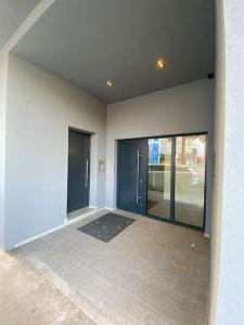 an empty room with a large glass door at SALVIA II exklusiv & smart & Terrasse II Dein City-Apartment in Braunschweig
