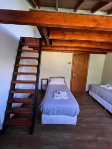 Ένα ή περισσότερα κρεβάτια σε δωμάτιο στο La Finca Hostel de Montaña - Habitación Frey +15 φωτογραφίες