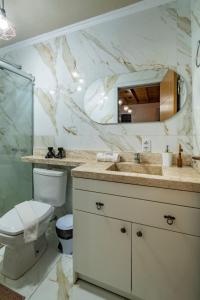 Ένα μπάνιο στο Rosa Green House Canela +25 φωτογραφίες