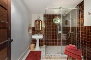 un bagno con lavandino e doccia in vetro di Luxury Riverview Cottage - walk to town & trails a Duncans Mills