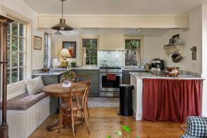 una cucina con un tavolo e un piano di lavoro di Luxury Riverview Cottage - walk to town & trails a Duncans Mills Altre 13 foto