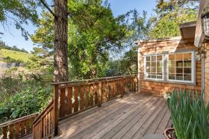 un ponte di legno con un albero sopra di Luxury Riverview Cottage - walk to town & trails a Duncans Mills