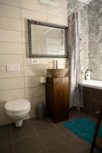 Ένα μπάνιο στο Mirvana Apartments Metheor Executive Suite