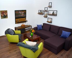 Χώρος καθιστικού στο Mirvana Apartments Metheor Executive Suite