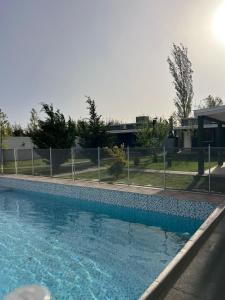 ein Schwimmbad mit einem Zaun um ihn herum in der Unterkunft Cabaña kaizen in San Rafael