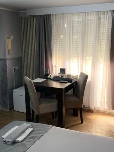 a room with a table and chairs and a bed at Apartman Daca in Podgorica
