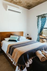 Ένα ή περισσότερα κρεβάτια σε δωμάτιο στο Casa De Surfos Cerritos’s Beach