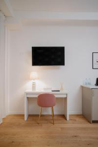 a desk with a chair and a lamp on it at Alatea Porta Nuova 20 in Verona