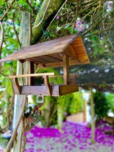 una casetta di legno appesa ad un albero di 6 - Apartamento de 02 quartos com jacuzzi em Bombas a Bombinhas
