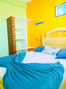 una camera da letto con una coperta blu su un letto di 6 - Apartamento de 02 quartos com jacuzzi em Bombas a Bombinhas Altre 39 foto