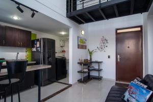 亚美尼亚EXCELENTE CONJUNTO, UBICACION PRIVILEGIADA, Torre 5的厨房以及带沙发和台面的客厅。