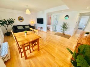 a living room with a wooden table and a couch at La Ibiza del Pilar in Zaragoza