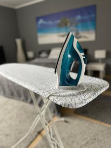 a table with a computer mouse sitting on top of it at 80qm Appartement, 3 Schlaf-Zimmer, integrierter Küche und Bad, 2min von A8, Garten mit Sitzgruppe, ruhig und modern in Irschenberg