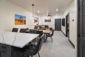 モアブにあるVizcaya #9 - Moab's Newest Luxury Rentalのテーブルと椅子のあるダイニングルームとリビングルーム