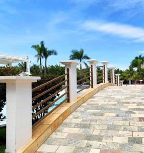 uma ponte de madeira com palmeiras ao fundo em L'acqua diRoma Oficial - Suíte Confortáveis Diversão Garantida em Caldas Novas