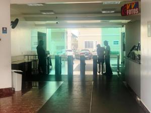 um grupo de pessoas à porta de um restaurante de fast food em L'acqua diRoma Oficial - Suíte Confortáveis Diversão Garantida em Caldas Novas