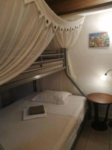 Una cama con un libro encima en una habitación. en Appartement chez l habitant, en Vieux-Habitants