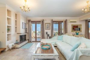 salon z kanapą i kominkiem w obiekcie Celine Deluxe Apartment w mieście Leukada (miasto)