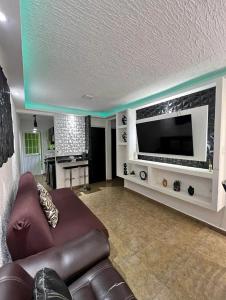 カンクンにあるHouse cancunのリビングルーム(ソファ、大画面テレビ付)