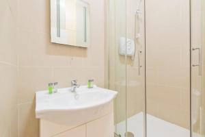 une salle de bain avec un lavabo et une douche en verre dans l'établissement Blarney Apt 1BR Sleeps 4, à Dublin