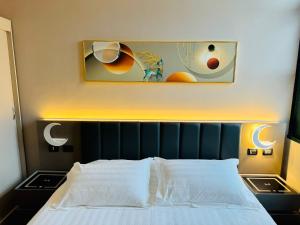 Postel nebo postele na pokoji v ubytování Hotel Royal