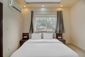 Postel nebo postele na pokoji v ubytování Hotel O Expo View Near PVR Ansal Plaza Greater Noida