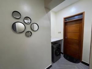 Una habitación con una pared con espejos y una puerta. en Luxury Budgethomes Bukoto, en Kampala
