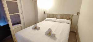 a small white bed with two towels on it at Mundaka Old town in Mundaka