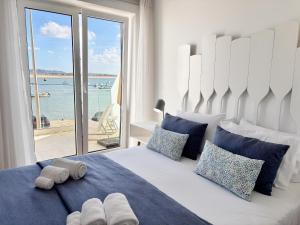 En eller flere senge i et værelse på Janelas da Baía - By SCH + 25 billeder