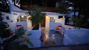 Amanda's Place Yellow Studio - Pool and Tropical garden的休息区