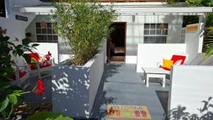 Amanda's Place Yellow Studio - Pool and Tropical garden的休息区