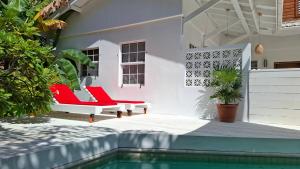Amanda's Place Yellow Studio - Pool and Tropical garden内部或周边的泳池