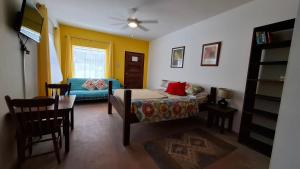 库尔克岛Amanda's Place Yellow Studio - Pool and Tropical garden的配有床、桌子和沙发的房间 更多37张照片