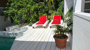 Amanda's Place Yellow Studio - Pool and Tropical garden内部或周边的泳池