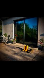 Zahrada ubytování Peaceful, relaxing and warm 2-bedroom, sleeps 4, self-catering Galtee Mountain Lodge - for Mitchelstown, Cahir, Cashel and Cork, 1hr drive from 4 cities