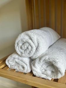 Postel nebo postele na pokoji v ubytování Peaceful, relaxing and warm 2-bedroom, sleeps 4, self-catering Galtee Mountain Lodge - for Mitchelstown, Cahir, Cashel and Cork, 1hr drive from 4 cities