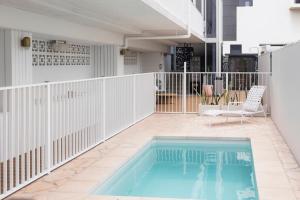 ein Swimmingpool mitten in einem Haus in der Unterkunft Surfside 22 in Wollongong