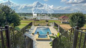 LlanoBliss On The River的一个游泳池，上面有一块牌子，上面写着“水上生活”