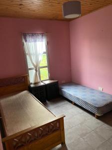 una habitación con dos camas y una ventana en Alquiler Villa Elisa, en Villa Elisa