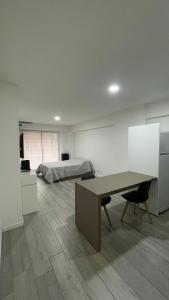 une chambre avec un lit, un bureau et une table dans l'établissement Entre rios 2, à Rosario