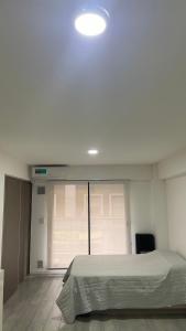 une chambre avec un lit et une grande fenêtre dans l'établissement Entre rios 2, à Rosario