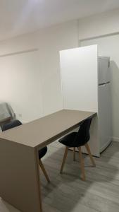 un bureau avec une chaise noire et un réfrigérateur dans l'établissement Entre rios 2, à Rosario